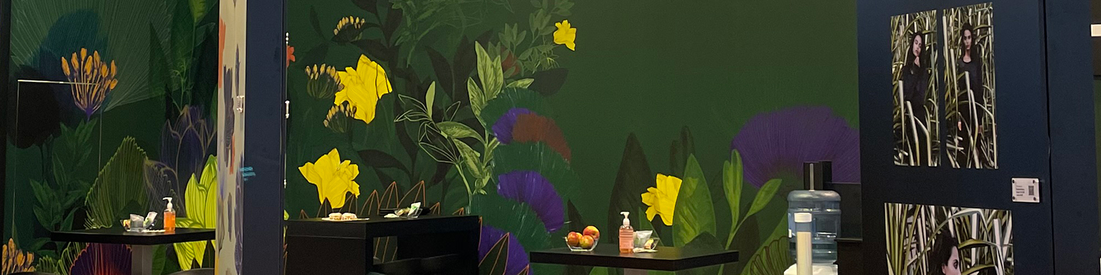 Selbstklebefolien mit Luftkanalkleber - Wand Messestand mit dunkelgrünem Hintergrundmotiv und gelben Blüten