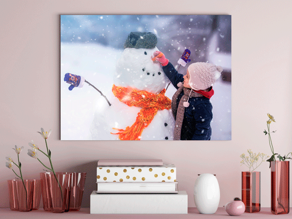 Foto von Kind mit Schneemann als Bild an Wand