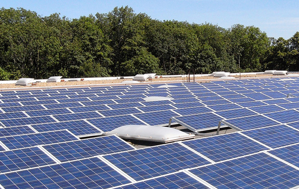 Umweltfreundliche Druckmedien- Photovoltaikanlage auf Dach